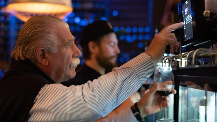 En Ser y Tiempo uno puede servirse su propia copa de vino de los dispensers Newine, manejados por una pantalla táctil