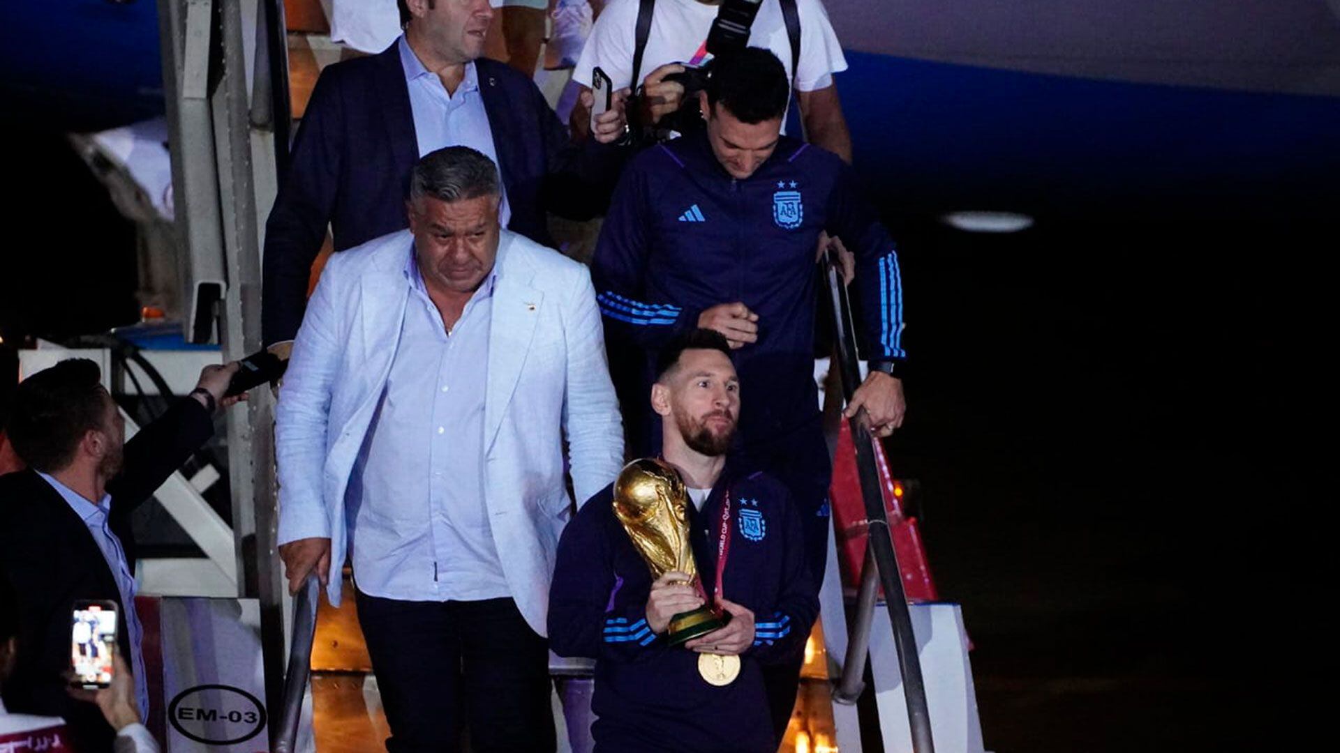 La seleccion llego a ezeiza con la copa - franco fafasuli 1920