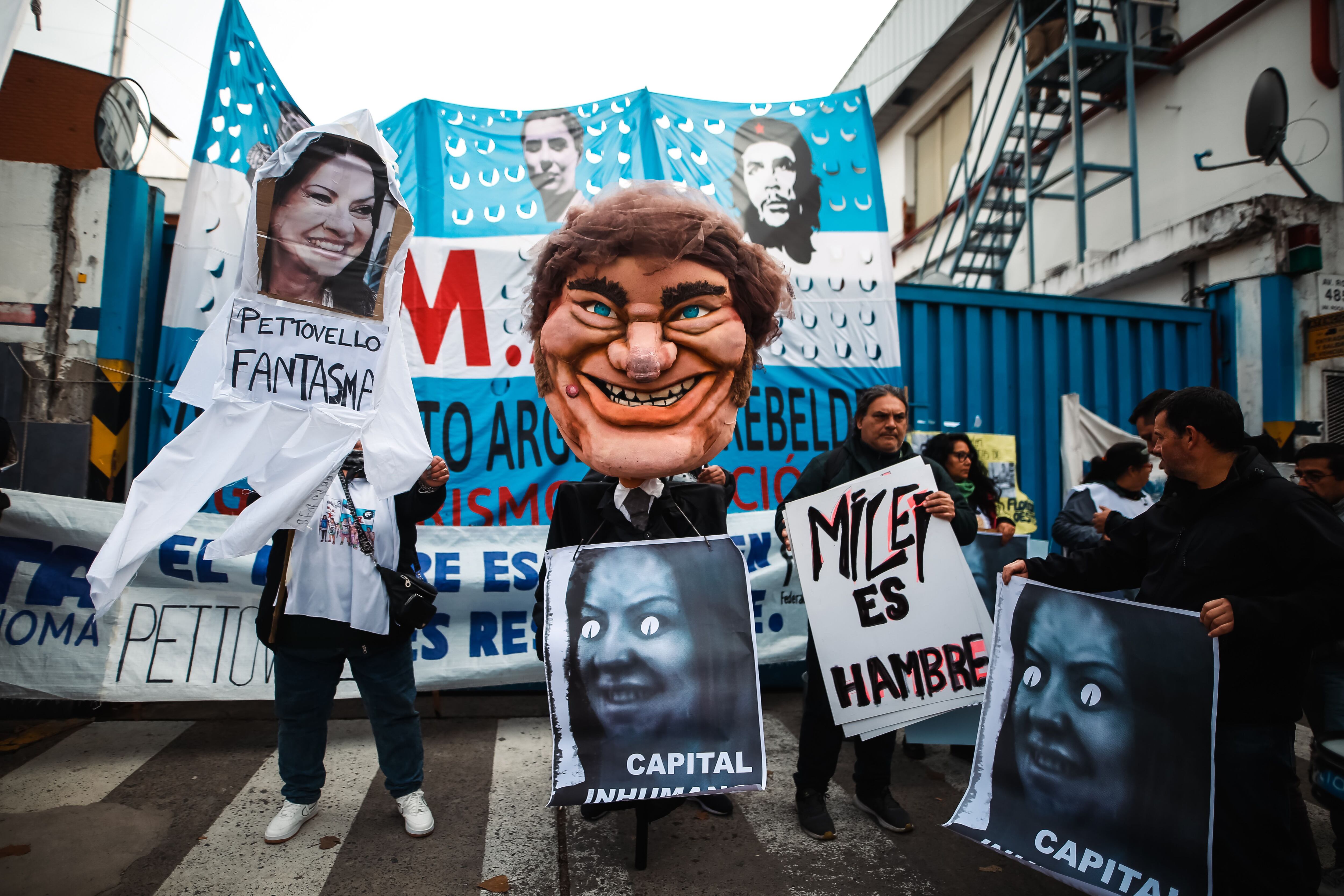 Integrantes de organizaciones sociales se manifiestan frente a un depósito donde se encuentran los alimentos retenidos en el depósito de Villa Martelli, en la Provincia de Buenos Aires. EFE/Juan Ignacio Roncoroni
