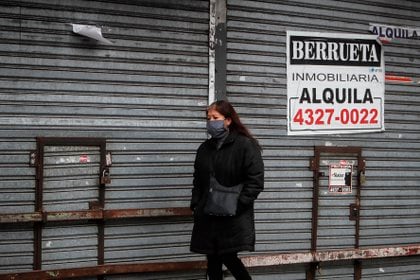 Imagen de un comercio cerrado en la Capital. La crisis económica fue agudizada por la cuarentena.
