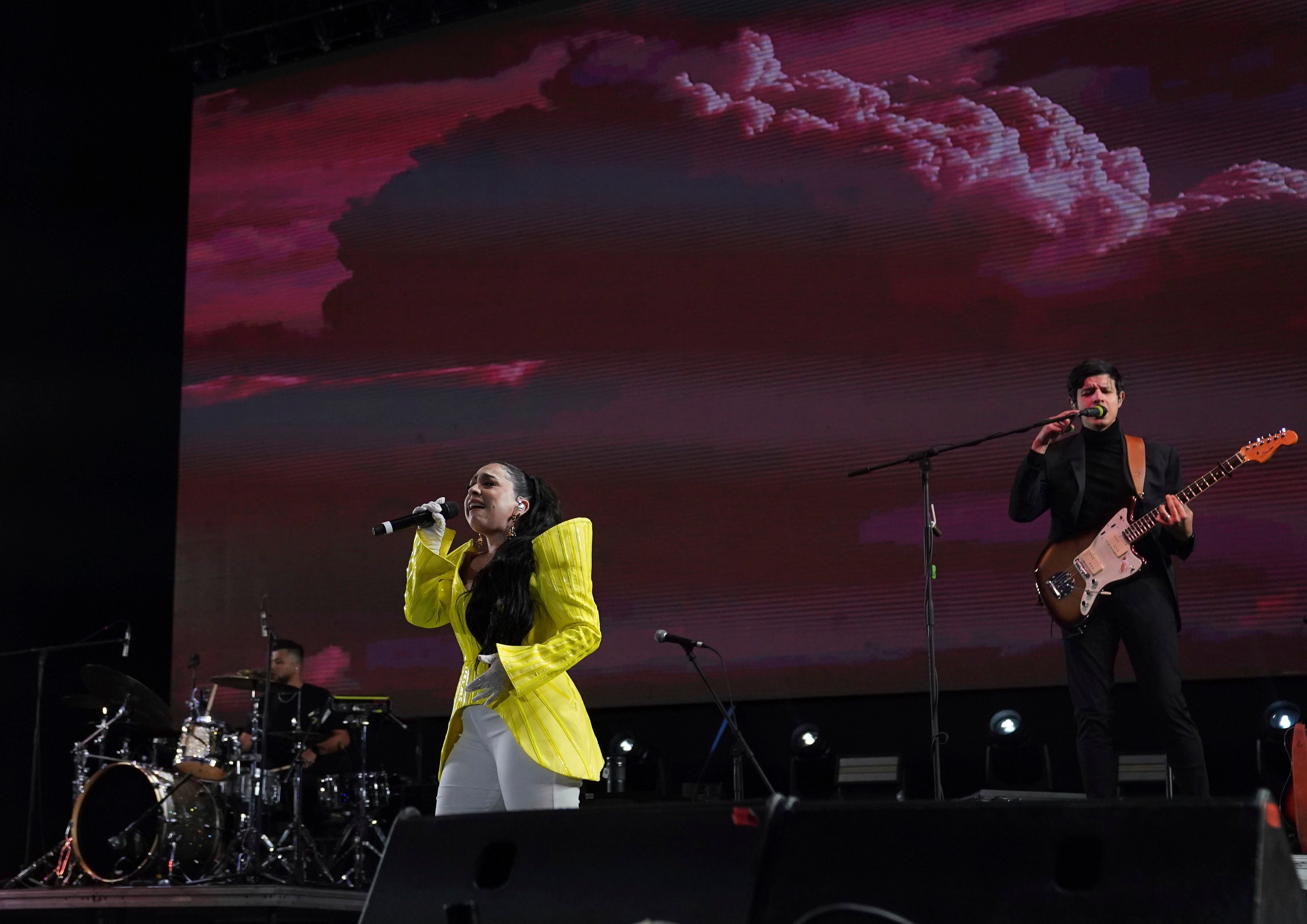 La cantautora mexicana Carla Morrison durante su presentación en el festival Vive Latino en la Ciudad de México el sábado 18 de marzo de 2023. (Foto AP/Fernando Llano)