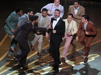 El presentador Jimmy Kimmel fue escoltado fuera del escenario por un grupo de bailarines tras dirigirse a los asistentes durante la gala de los Oscars en 2023 (REUTERS)