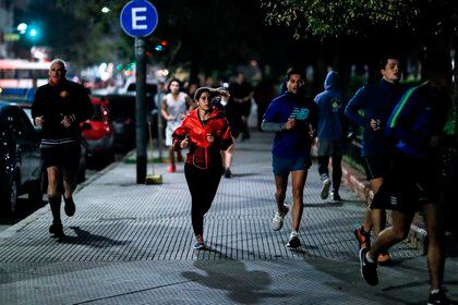 Cientos de personas salen a realizar actividad física, ayer lunes, luego de que el Gobierno lo permitiera en Buenos Aires (Argentina).  EFE / Juan Ignacio Roncoroni