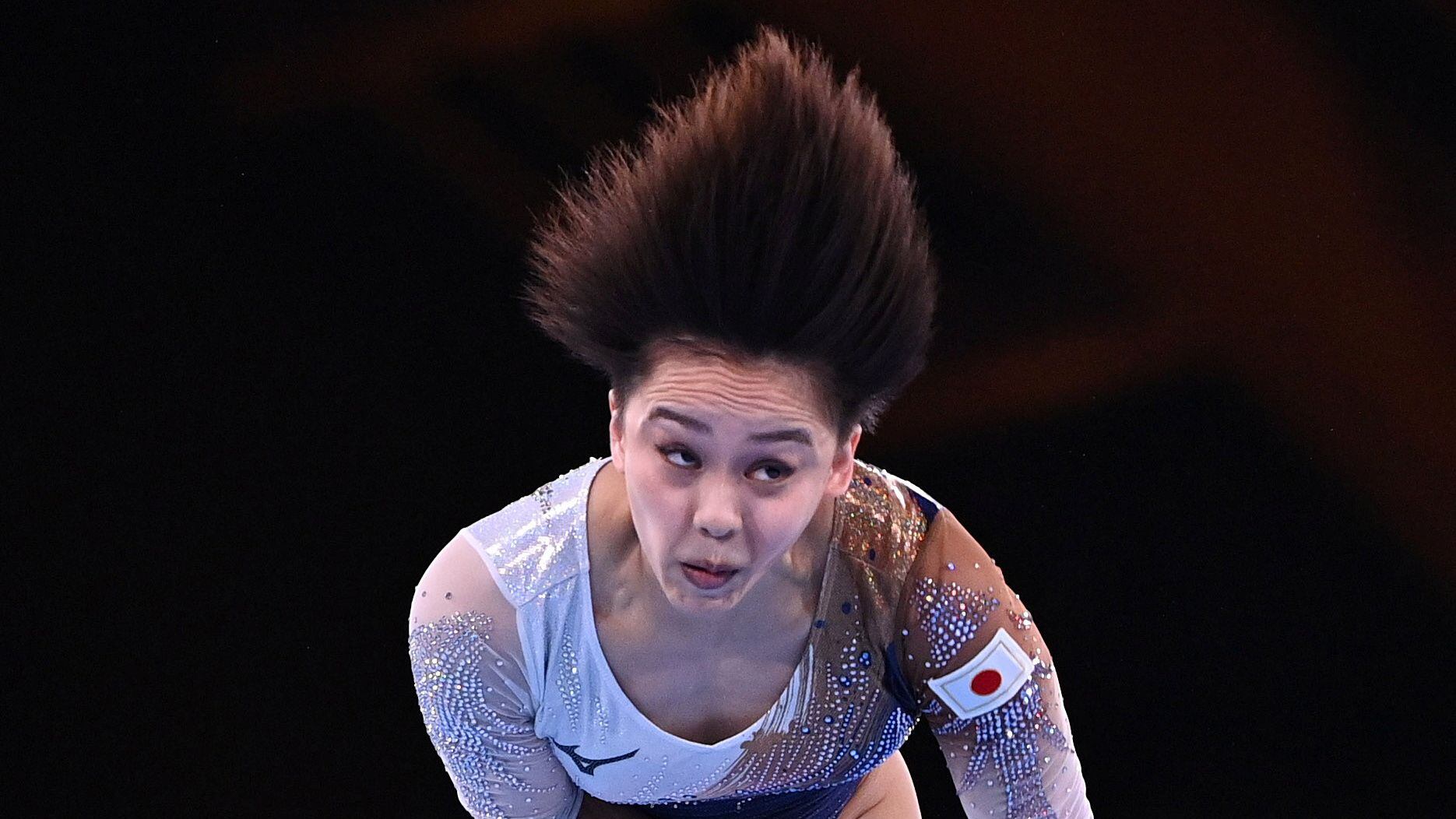 Mai Murakami de Japón en acción en las barras asimétricas