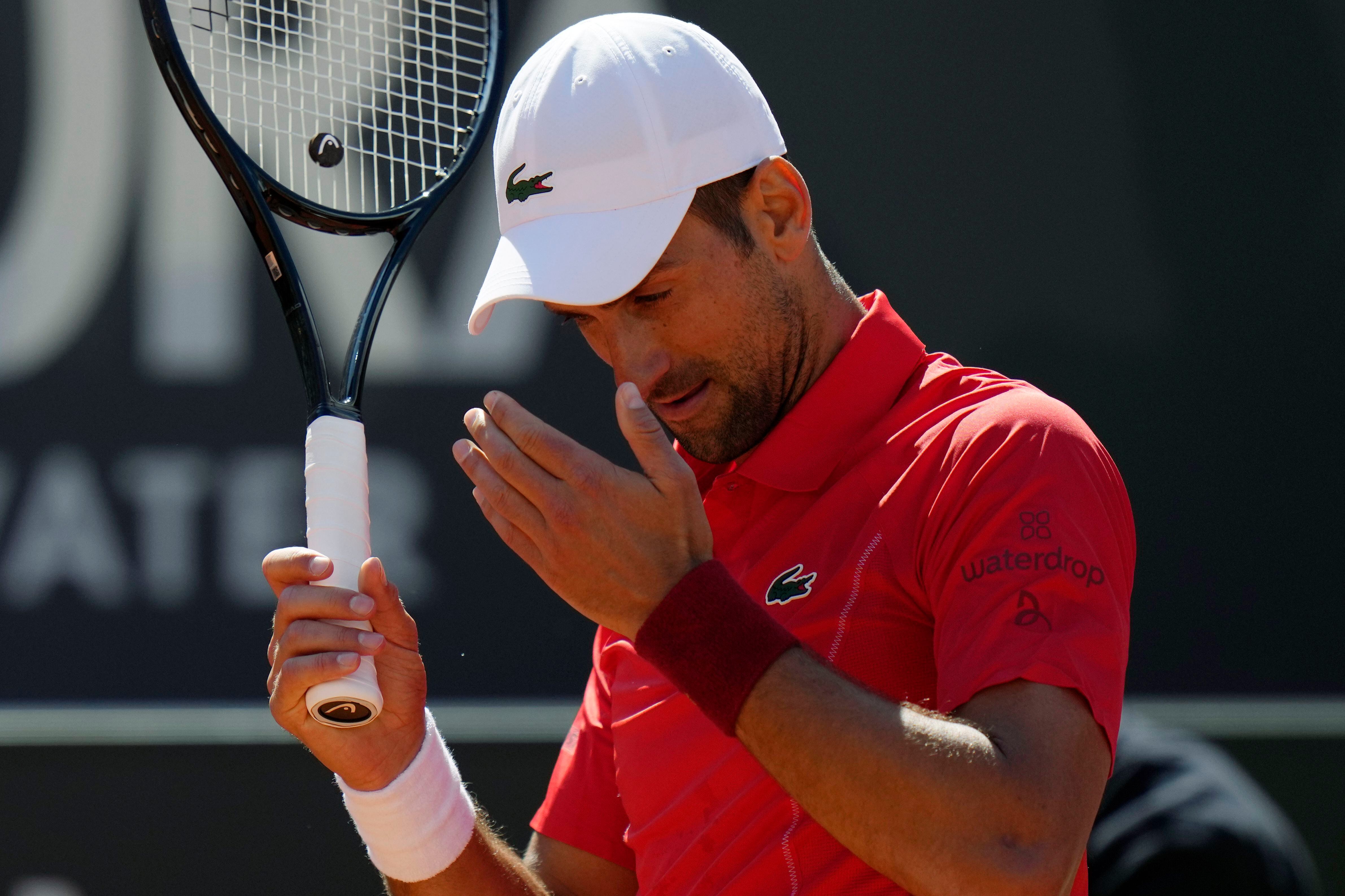 Novak Djokovic reacciona durante el partido contra Alejandro Tabilo en el Abierto de Italia (AP Foto/Alessandra Tarantino)