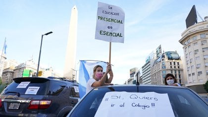 "La educación presencial es esencial", se leyó en uno de los carteles