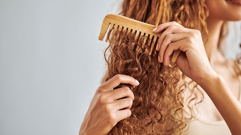 El estrés y algunos productos químicos pueden dañar al cabello diariamente (Getty)