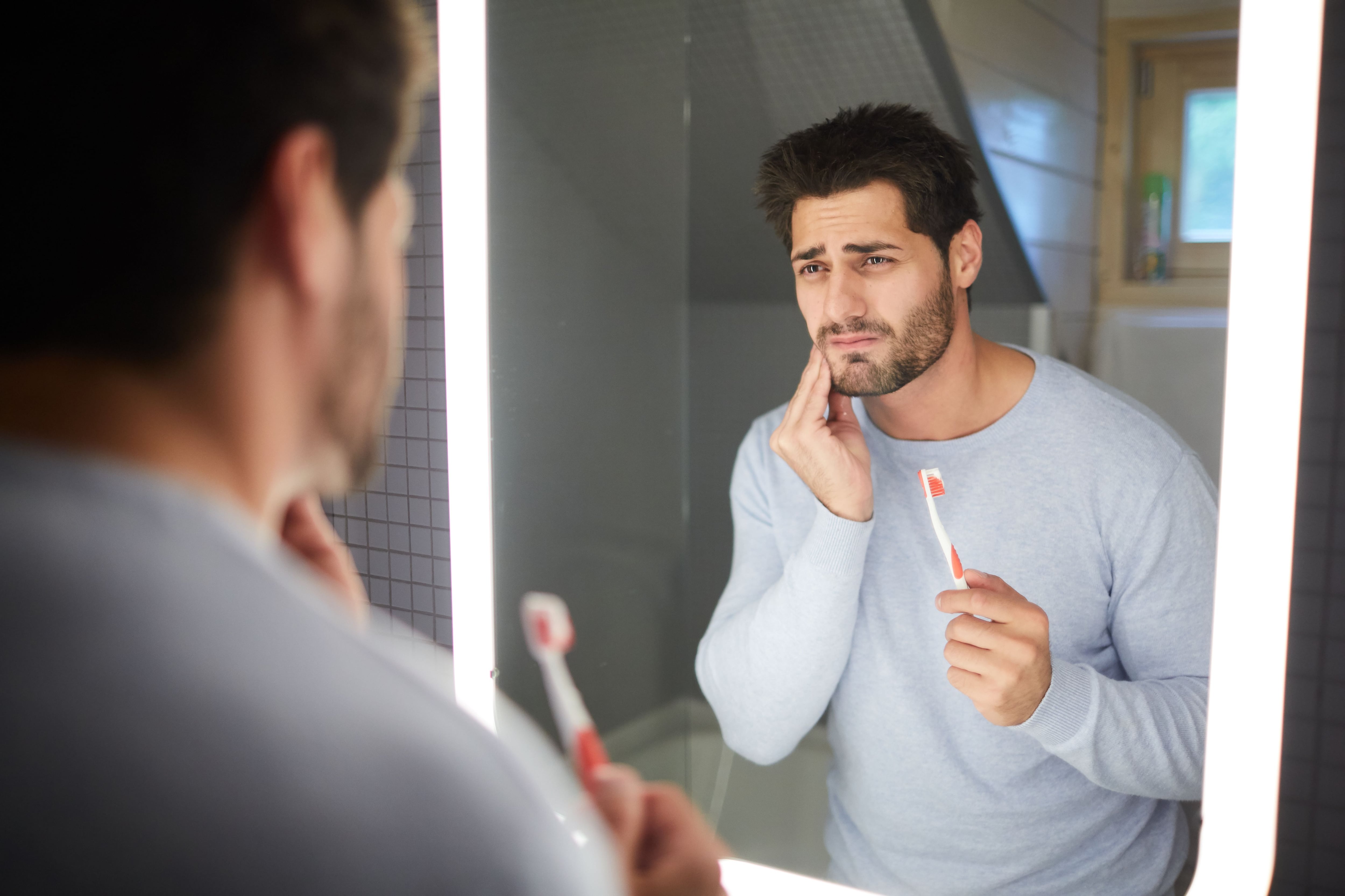 Un hombre lavándose los dientes (Shutterstock)