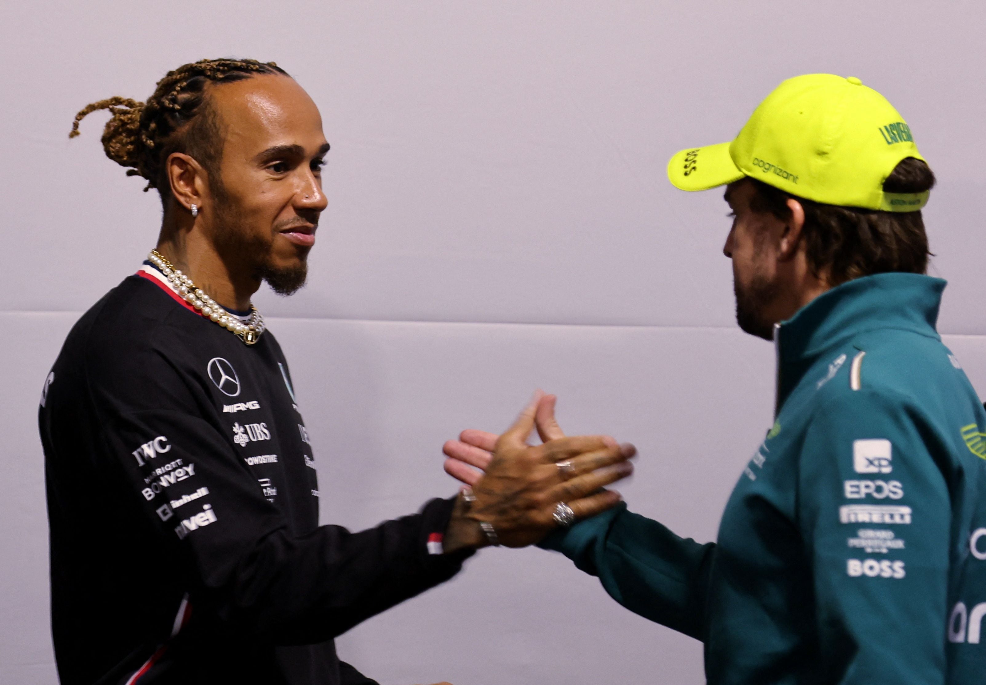Hamilton y Alonso se saludan durante el GP de Las Vegas (REUTERS).