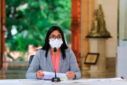 Fotografía cedida por Prensa de Miraflores que muestra a la vicepresidenta de Venezuela, Delcy Rodríguez, mientras ofrece una rueda de prensa hoy, en Caracas (Venezuela). EFE/Prensa de Miraflores
