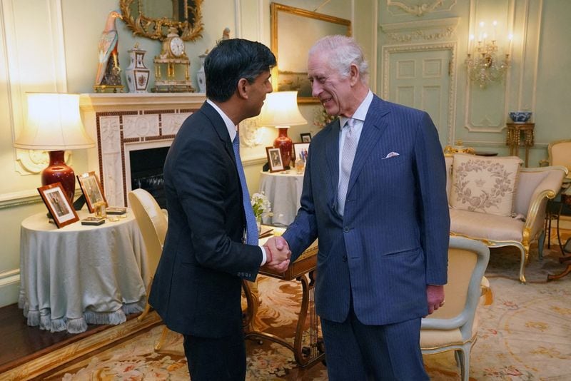 El rey Carlos III se reúne con el primer ministro Rishi Sunak en el Palacio de Buckingham, Londres, Gran Bretaña, en su primera audiencia en persona desde el diagnóstico de cáncer del rey, el 21 de febrero de 2024. Jonathan Brady/Pool vía REUTERS