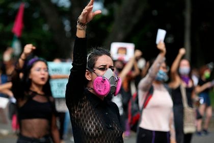 Fotograf&#237;a tomada el pasado 3 de julio en la que se registr&#243; a un grupo de mujeres, durante una protesta contra la violencia machista, los abusos y el acoso sexual, en Cali (Colombia). EFE/Pablo Rodr&#237;guez/Archivo
