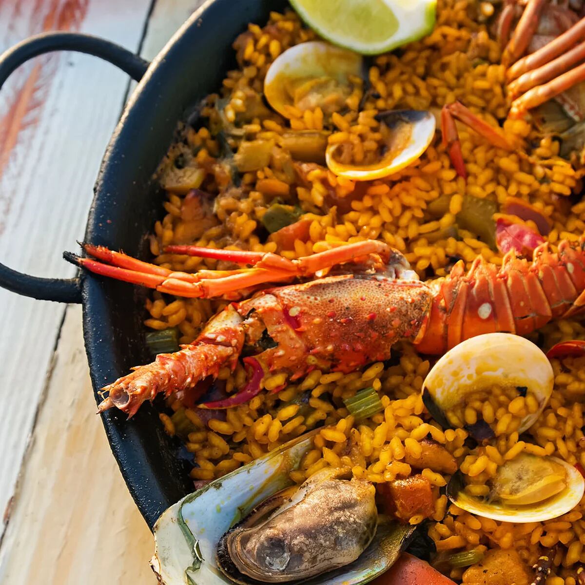 Pescados Hermes - Fideuá de Camarão, receita espanhola! Bem parecido com a  paella, a diferença entre os dois é basicamente a troca do arroz pelo  macarrão no preparo. Peça o seu camarão