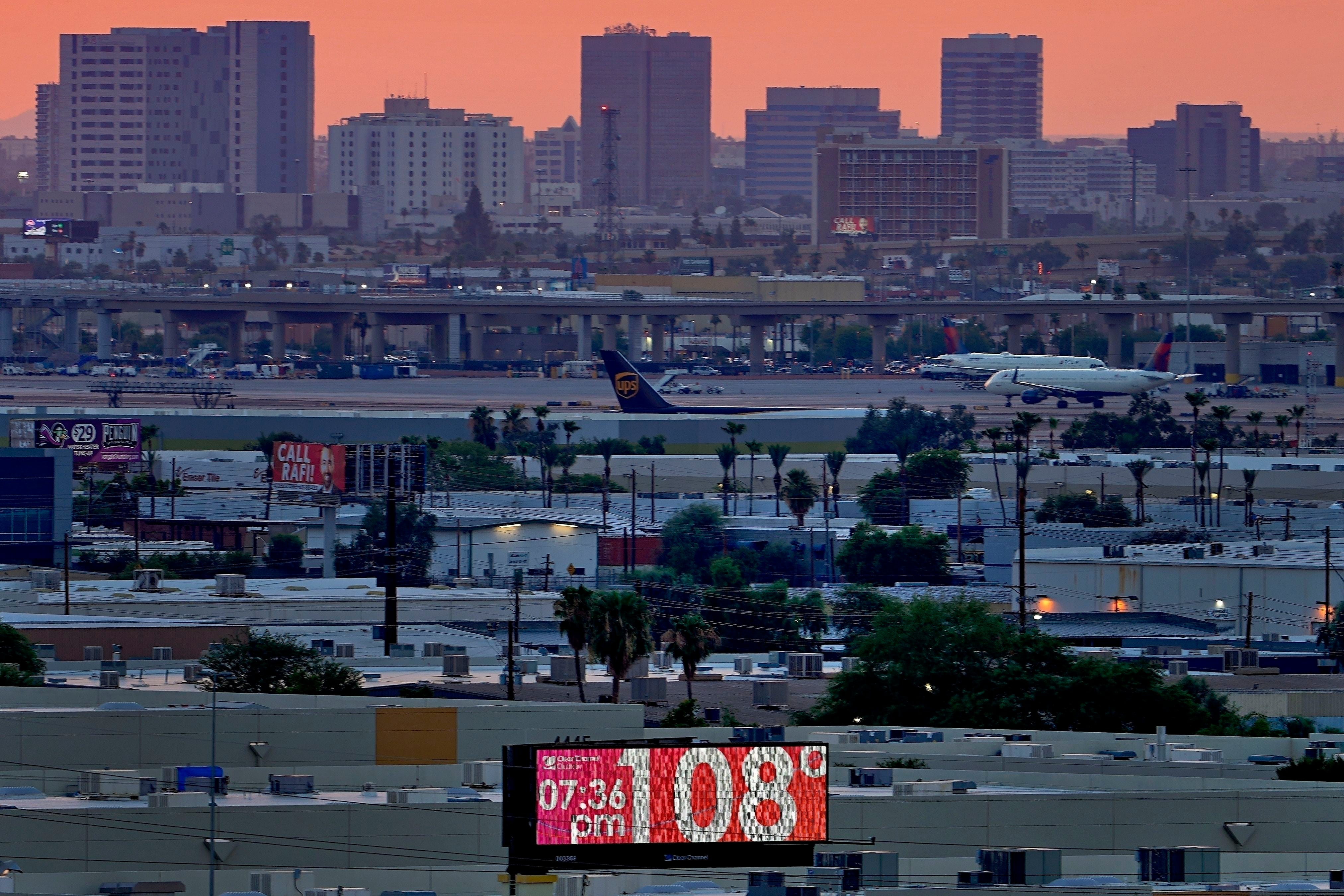 Un letrero muestra la temperatura de 108 grados Fahrenheit (42,2 grados Celsius) frente al Aeropuerto Internacional Sky Harbor en Phoenix. (AP Foto/Matt York)