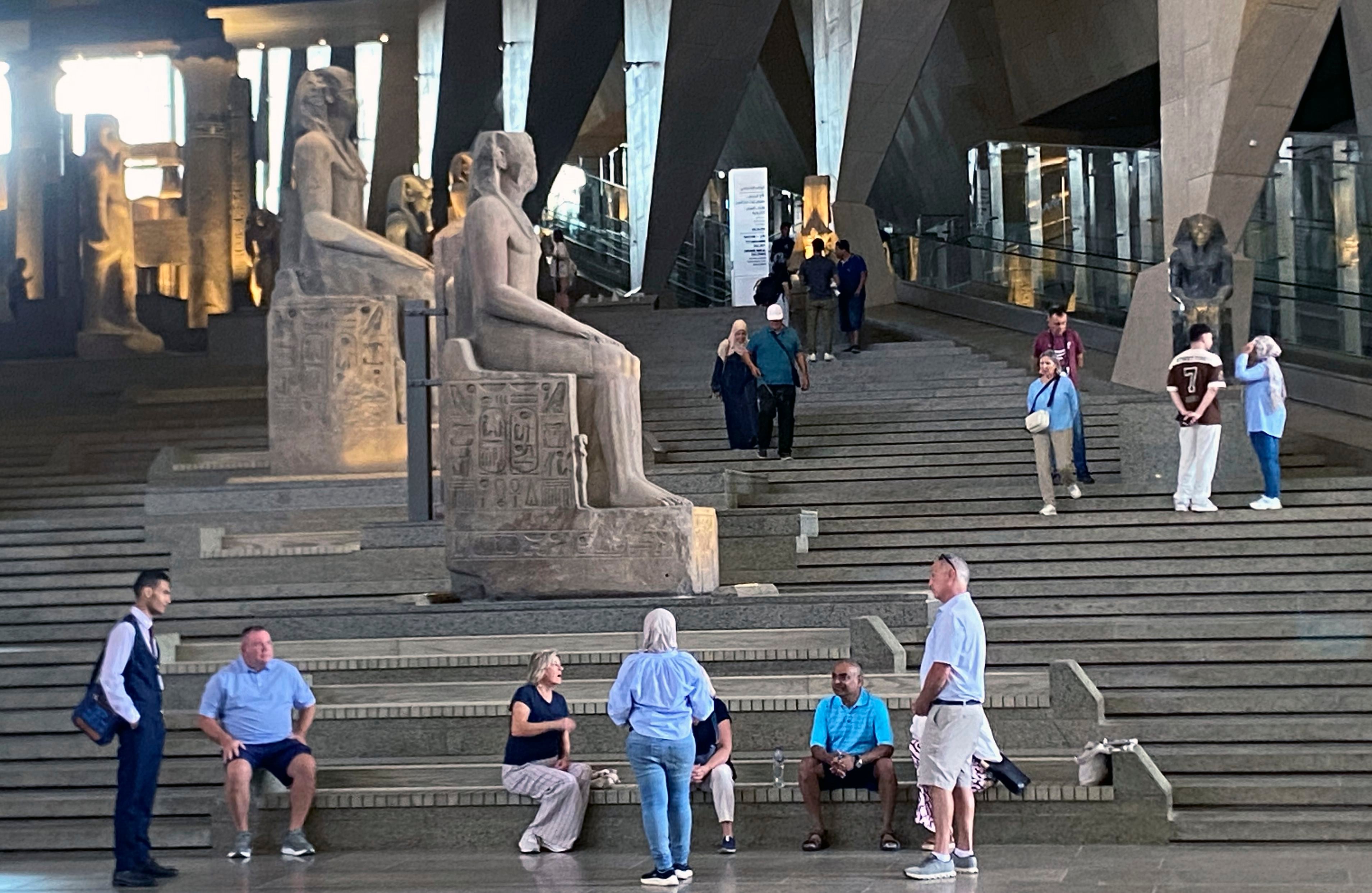 La gran escalera del museo ofrece vistas de las pirámides y acceso a áreas comerciales 