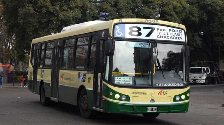 Paro en cuatro líneas de colectivo luego de que balearan a un ...