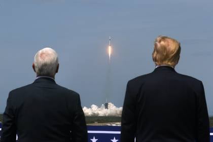 Trump y su vicepresidente, Mike Pence, presenciaron el lanzamiento