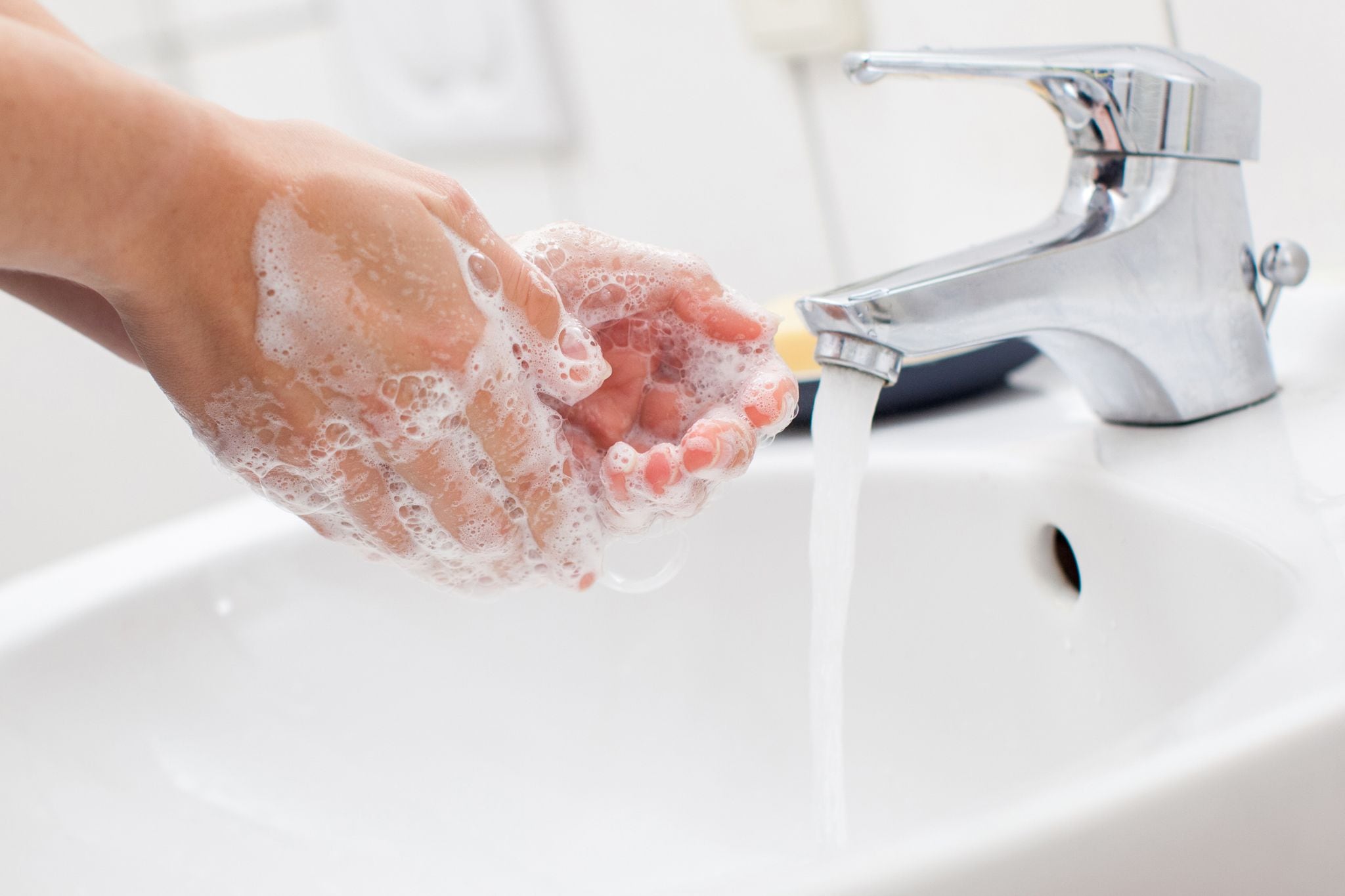 El lavado de manos frecuente y profundo con jabón contribuye a proteger ante estas enfermedades /Christin Klose/dpa