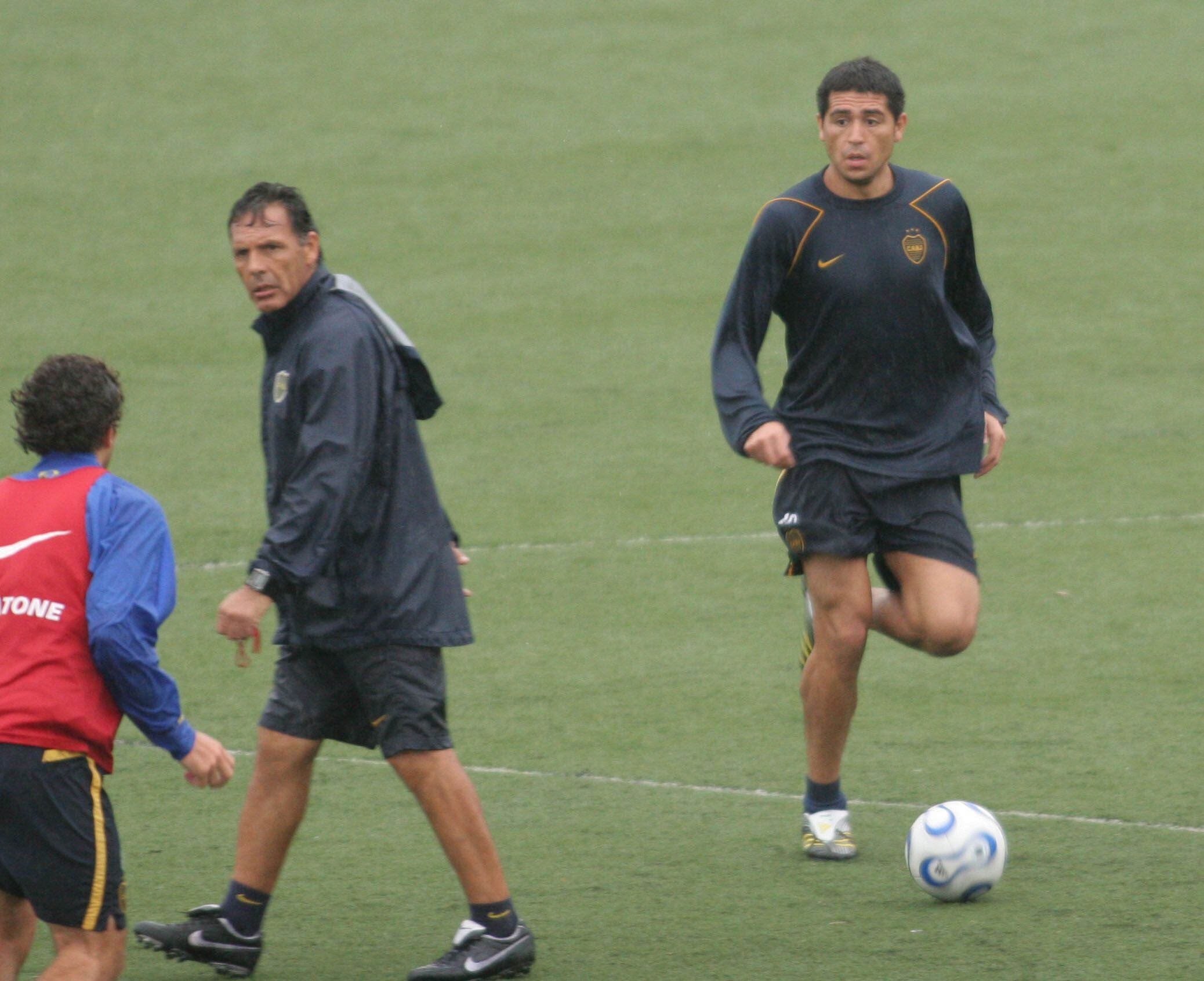 Jugar de local y descansar de visitante: el plan de Russo con Riquelme para la Libertadores 2007