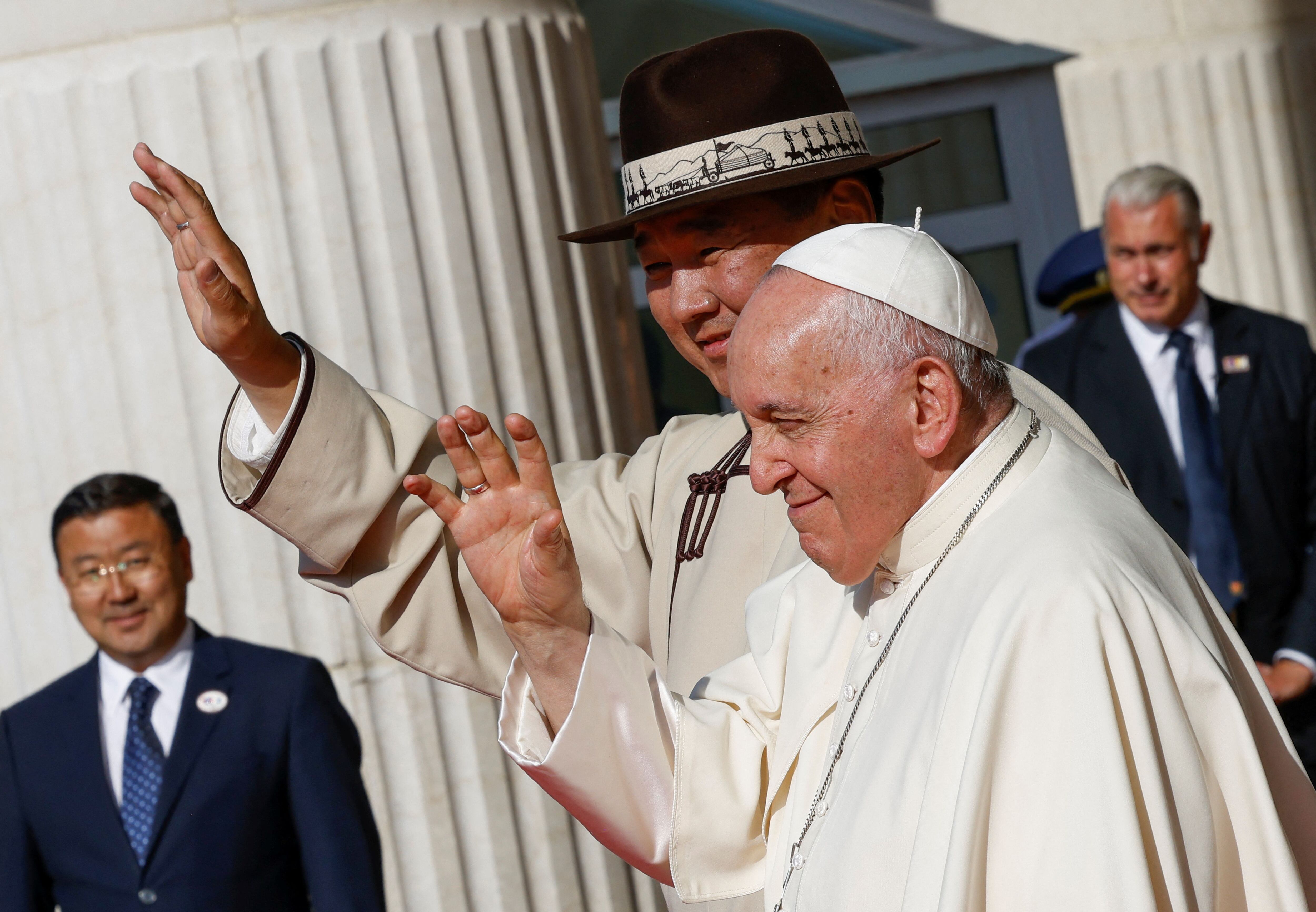 El papa Francisco asiste a una ceremonia de bienvenida con el presidente Ukhnaagiin Khurelsukh en la plaza Sukhbaatar, durante su Viaje Apostólico en Ulán Bator, Mongolia 2 de septiembre de 2023. REUTERS/Remo Casilli/Pool