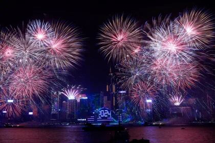 Los fuegos artificiales explotan sobre el puerto de Victoria para celebrar el año Nuevo en Hong Kong, China el 1 de enero de 2024. REUTERS/Tyrone Siu
