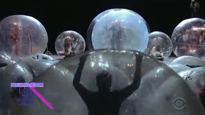 El público pudo cantar y bailar dentro de las burbujas