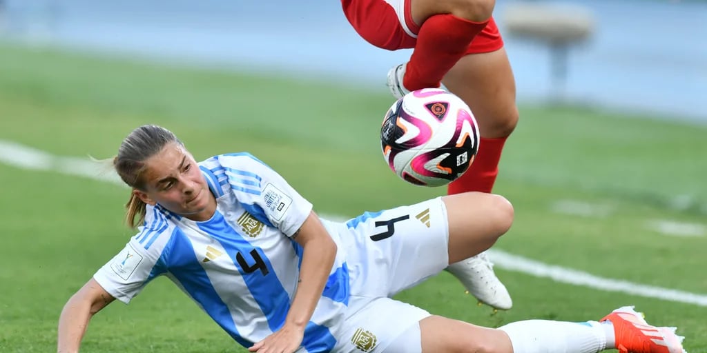 No la dejaban jugar al fútbol por ser mujer y ahora hizo historia con la Selección: quién es Juana Cangaro