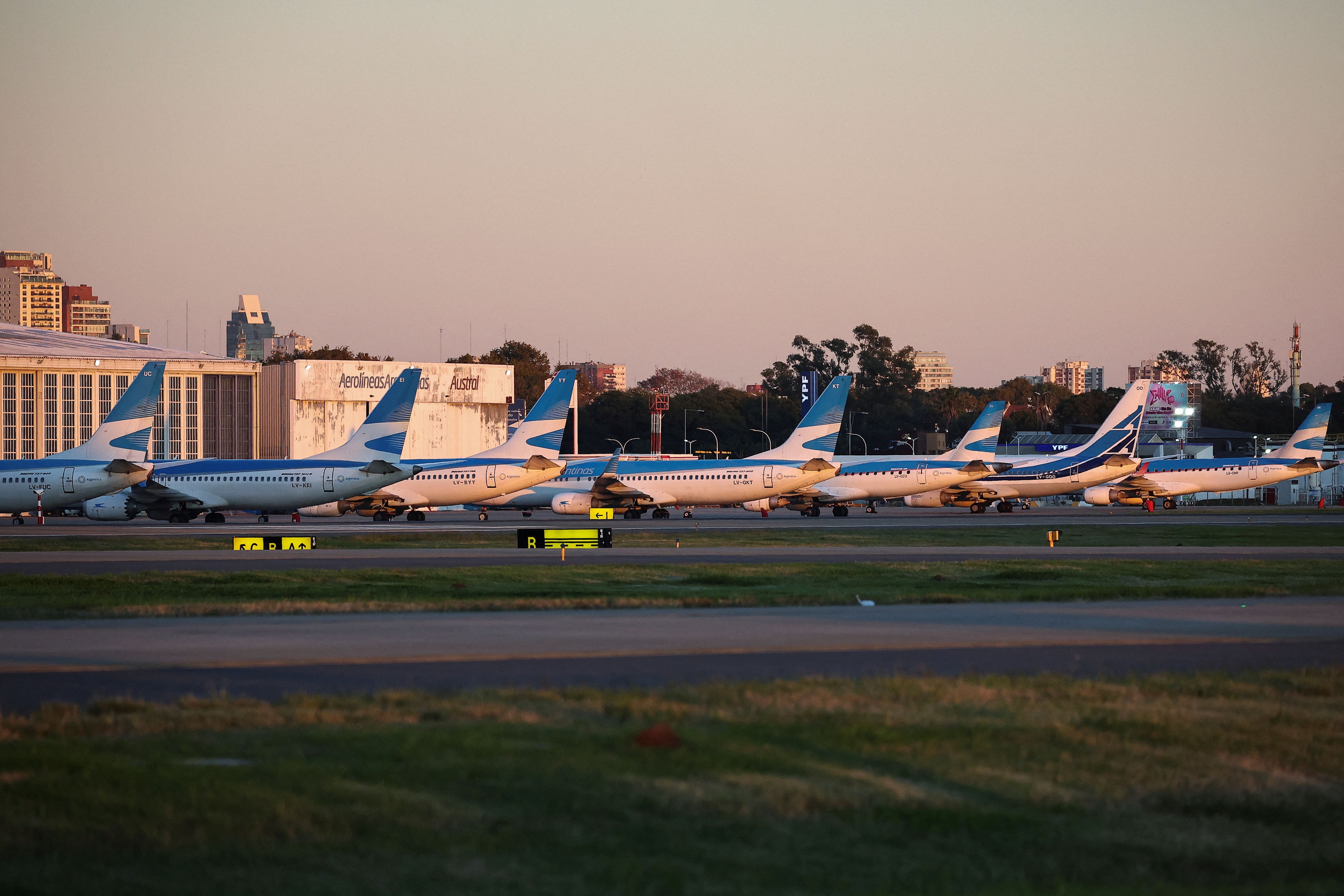 Aviones de la flota de Aerolíneas en el Aeroparque durante el paro del 9 de mayo pasado (REUTERS/Agustin Marcarian)