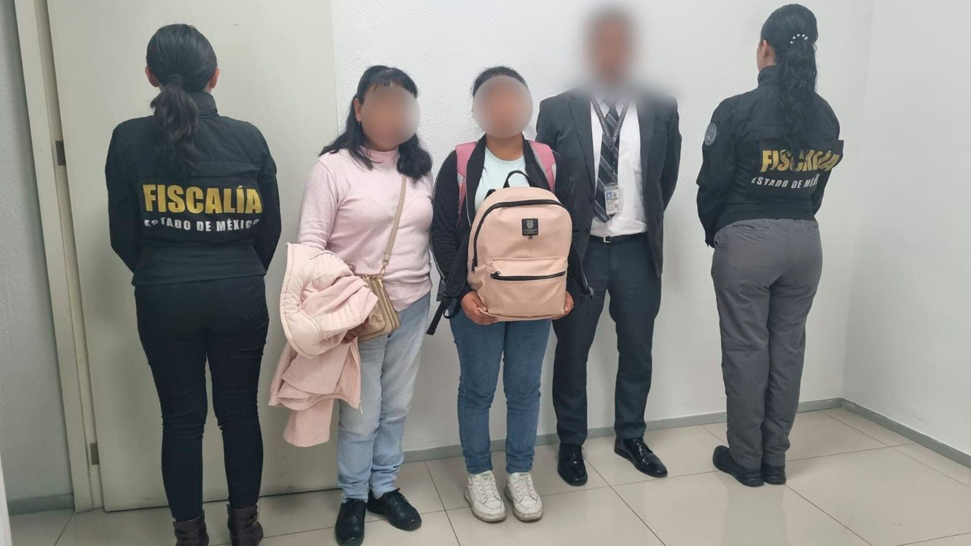 Fiscalía de Edomex entregó libros a estudiante que fue asaltada en una combi en Naucalpan