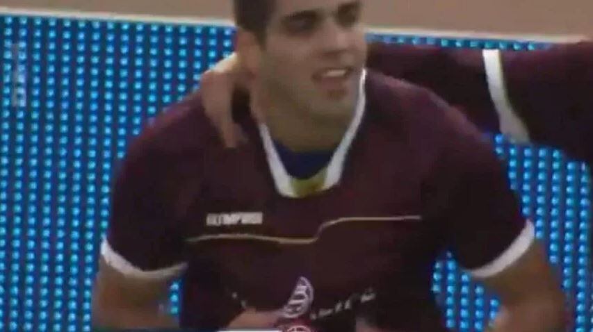 el loco díaz con la camiseta de boca debajo de la de lanús