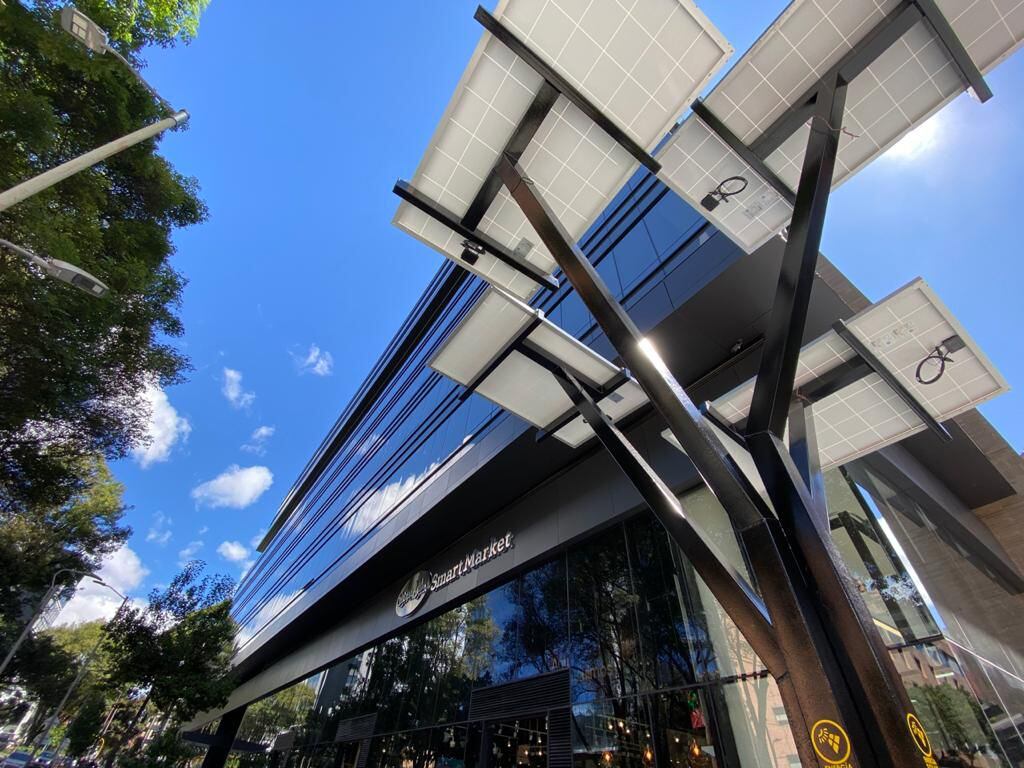 Paneles solares de la nueva tienda de Carulla en Bogotá. Foto: Carulla.