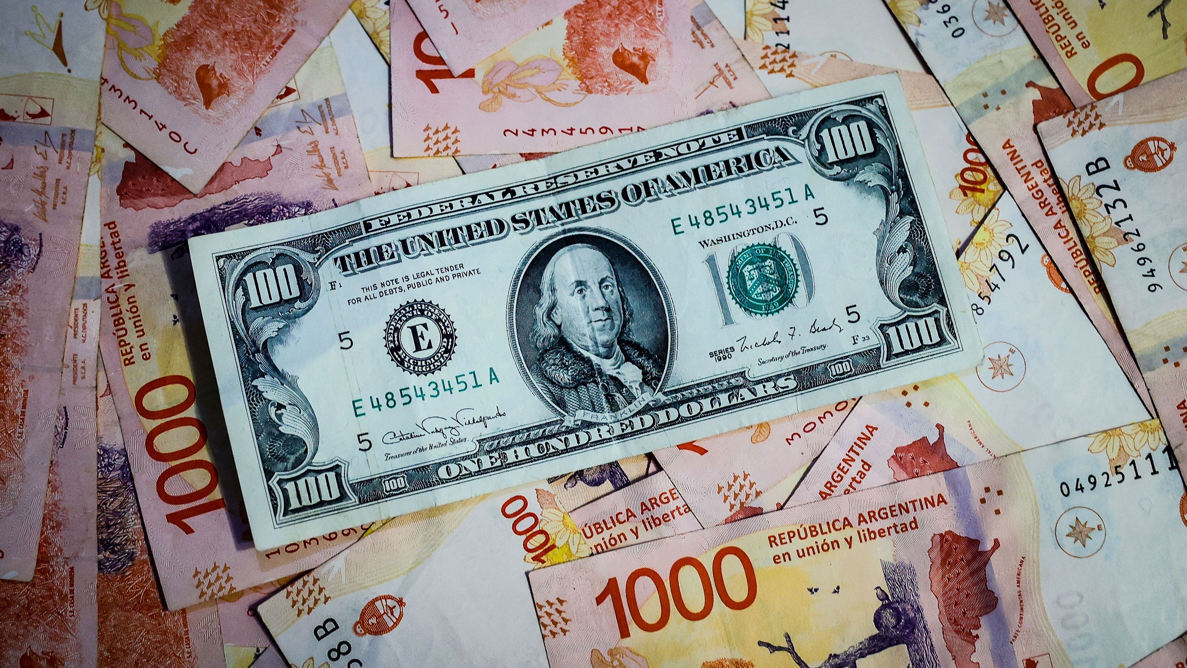 Adoptar el dólar podría ayudar a estabilizar la economía argentina al eliminar la volatilidad asociada con su propia moneda, el peso (EFE)