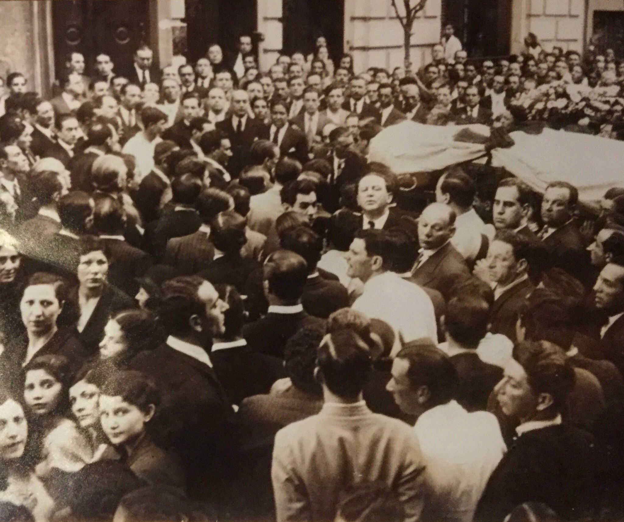 Fotografía histórica. El día del sepelio, el ataúd fue llevado a pulso por las calles de Avellaneda. El ataúd estaba envuelto en una bandera argentina