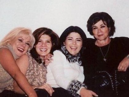Victoria Ruffo con sus hermanas y su madre (IG: victoriaruffo)