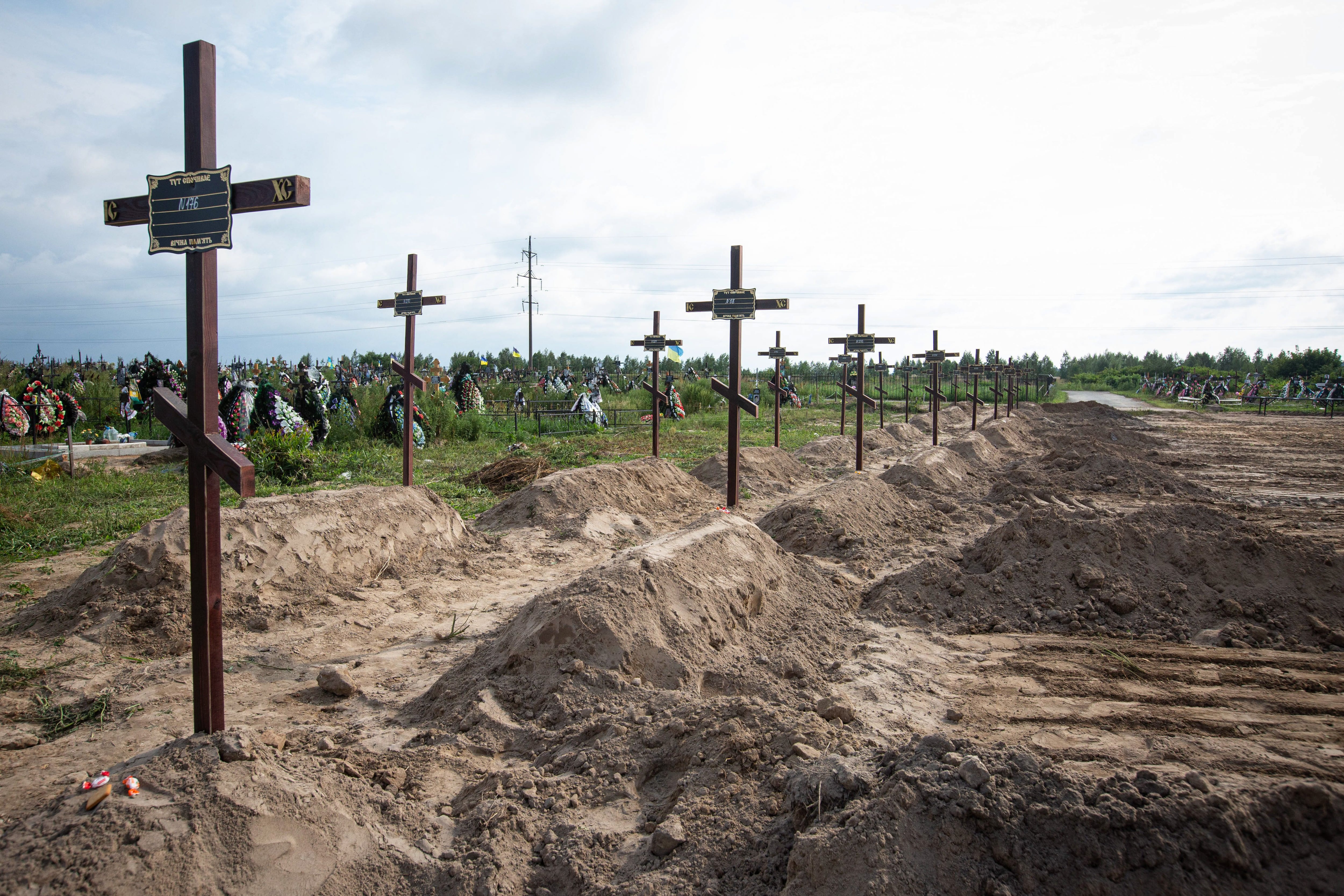 Una fosa común en Bucha, la ciudad símbolo de los crímenes de guerra rusos (Oleksii Chumachenko / Zuma Press / ContactoPhoto)