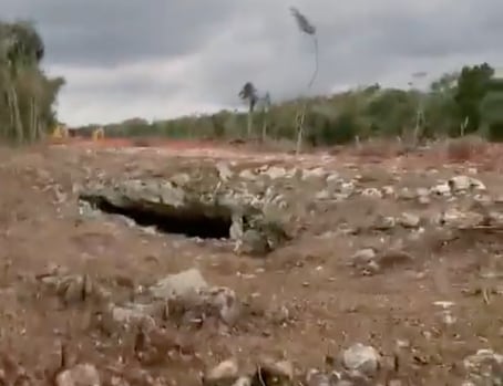 Capture d'écran des images de Rio Secreto, Playa del Carmen. La vidéo montre les graves conséquences de la construction du train Maya sur le réseau fluvial souterrain