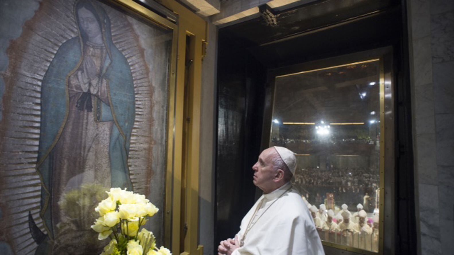 El Papa Francisco frente a la Virgen de Guadalupe. (AFP)