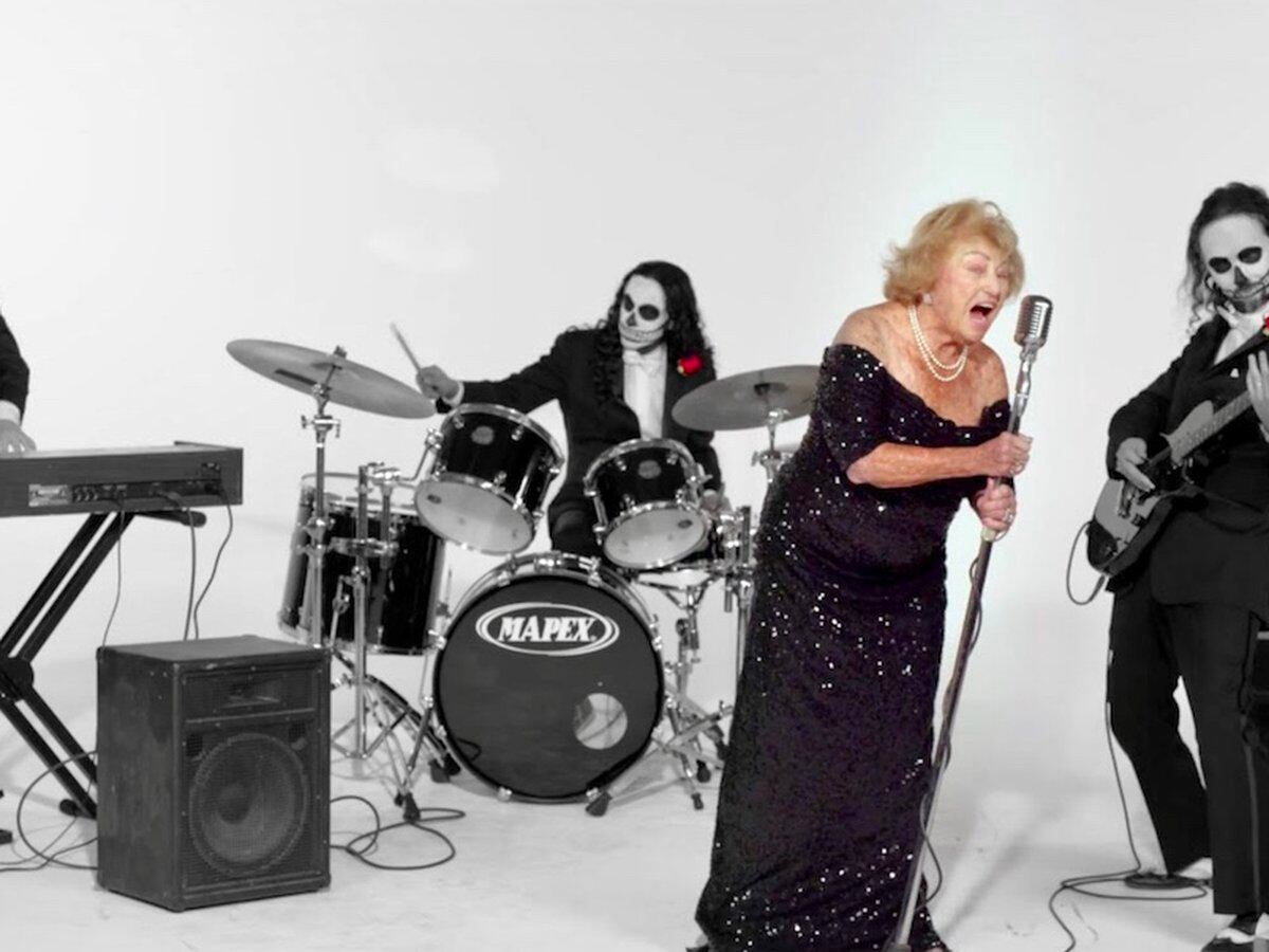 La Abuela Metalera Que Logro Sobrevivir Al Holocausto Y A Los 96 Anos Brilla Con Su Propia Banda De Rock Infobae