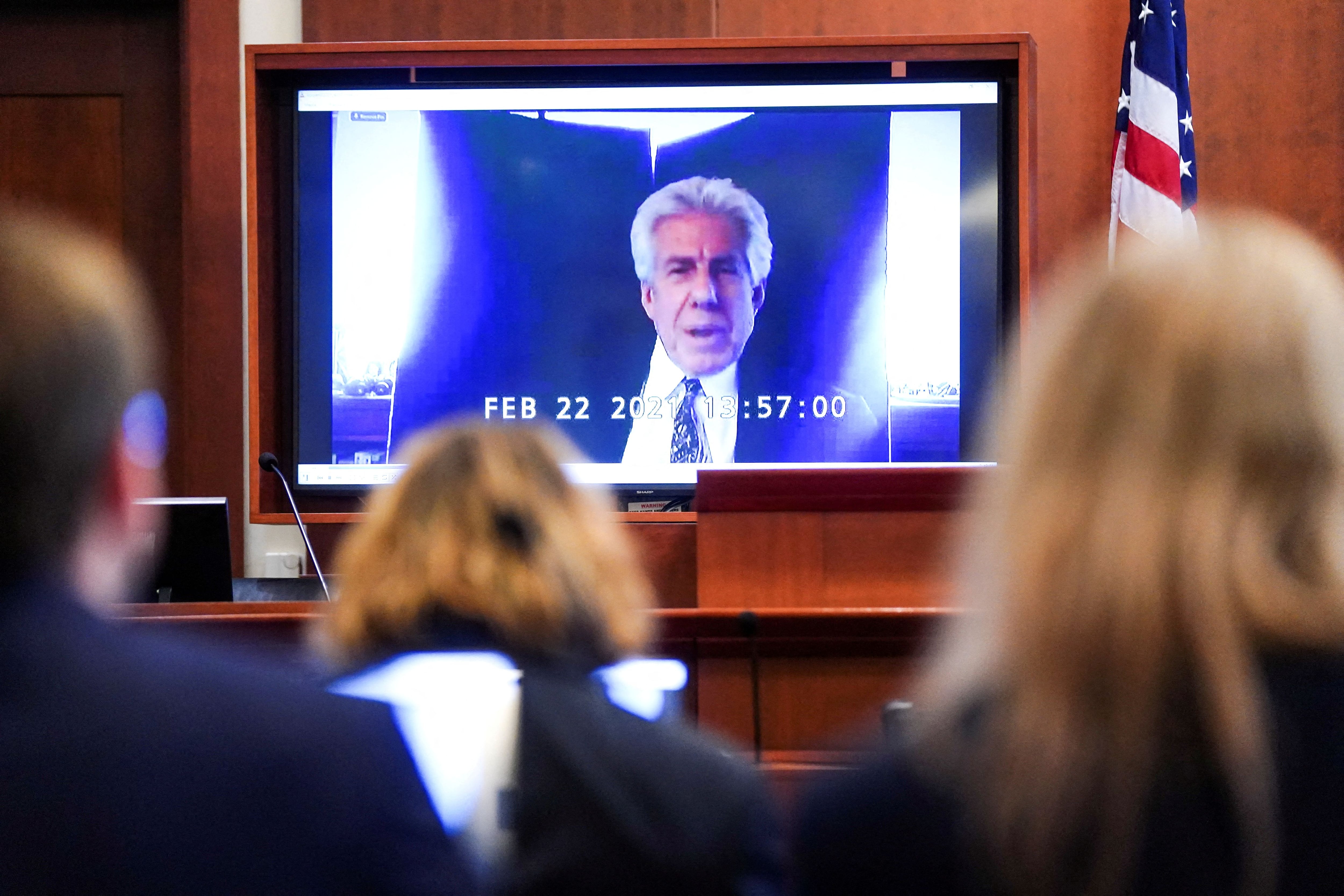 El Dr. David Kipper testifica a través de un video durante el caso de difamación de Johnny Depp contra la ex esposa Amber Heard en el Tribunal de Circuito del Condado de Fairfax en Fairfax, Virginia, EE. UU., 14 de abril de 2022. Shawn Thew/Pool vía REUTERS