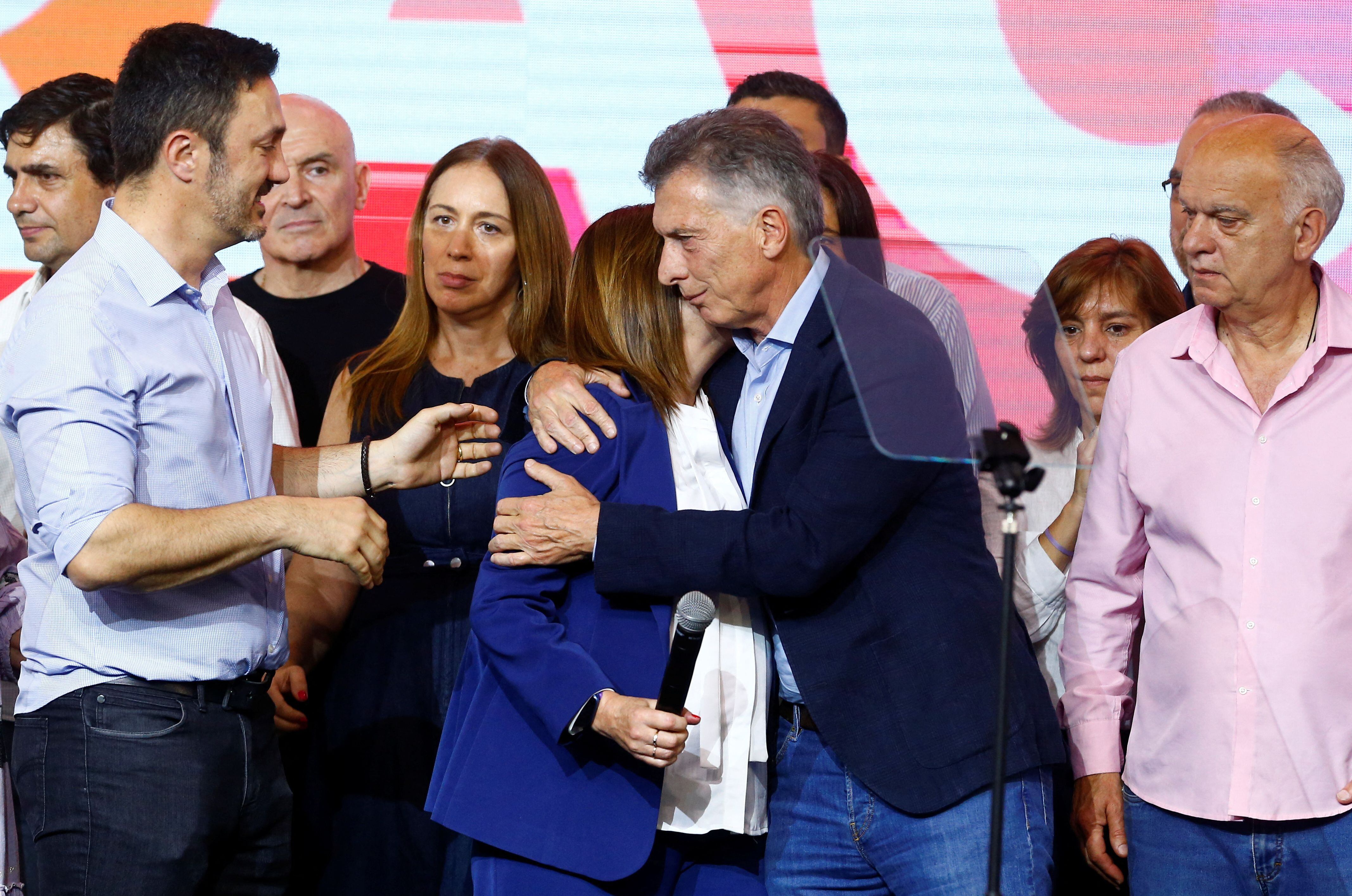Macri consuela a Bullrich la noche de las elecciones generales. Luego, la convocó a su casa para cerrar un acuerdo con Milei