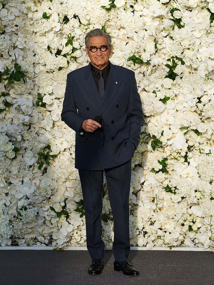 Eugene Levy dio su presente en la gala de los Emmy y para esta edición optó por un elegante traje en negro cruzado con camisa a tono y corbata. Completó su outfit con anteojos del mismo color (Foto: @ana_sorys) 

