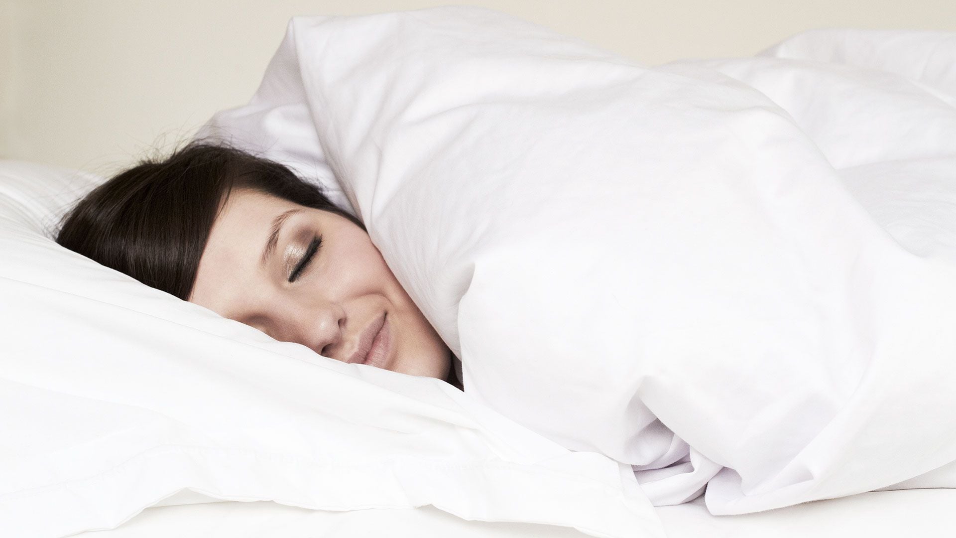 Mantener el dormitorio en una temperatura agradable y unos niveles mínimos de luz y ruido ayudan a un buen descanso (Gettyimages)