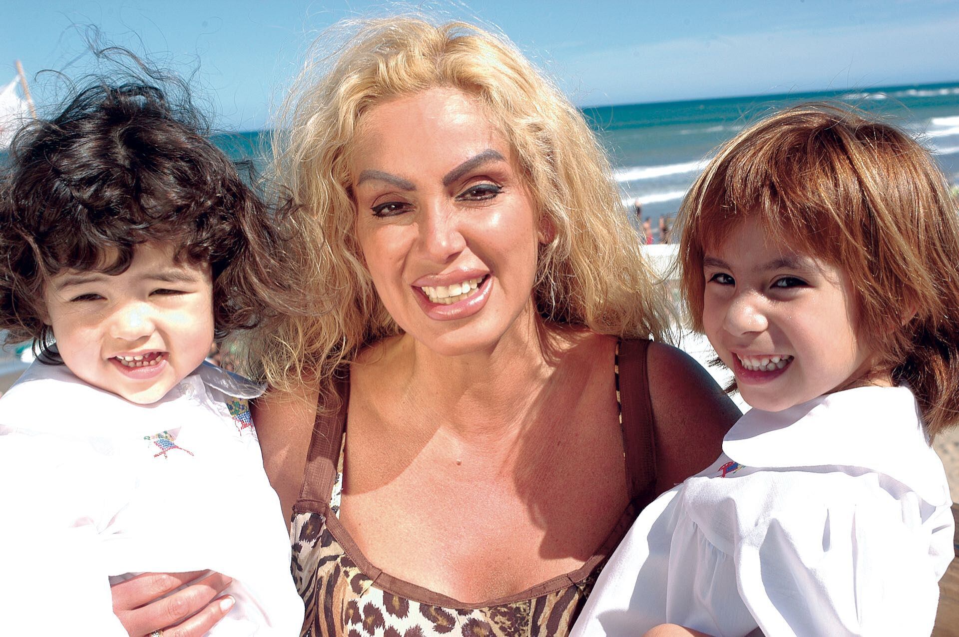 Un verano en la costa argentina con sus nenas, por entonces de dos y cuatro años. (Foto Archivo Atlántida Televisa)