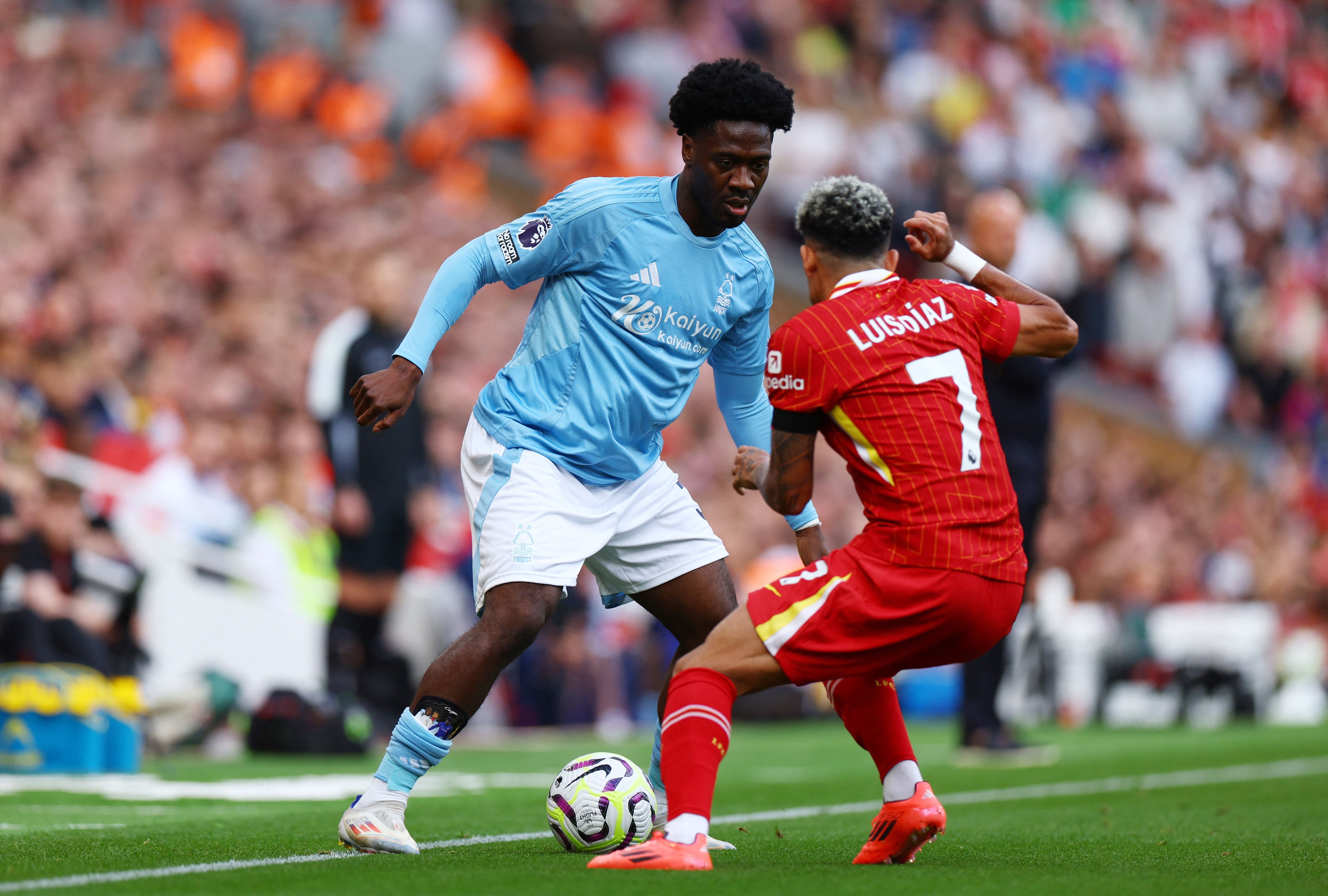 Ola Aina y Luis Diaz en un mano a mano el 14 de septiembre de 2024 en la derrota de Liverpool ante Nottingham Forest - crédito Molly Darlington / REUTERS 