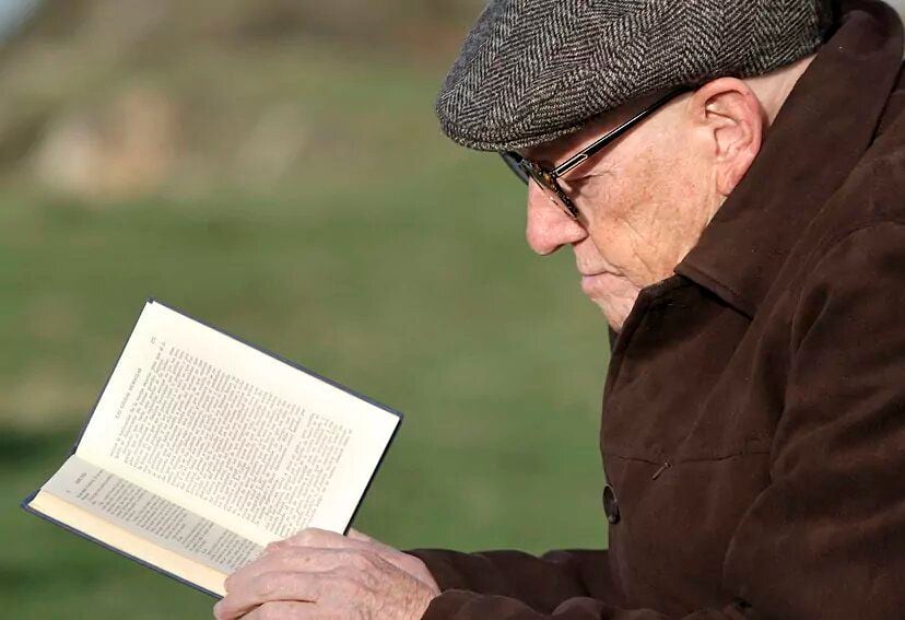 En su centenario, el escritor español Ramiro Pinilla regresa de la mano de su novela "El hombre de la guerra".