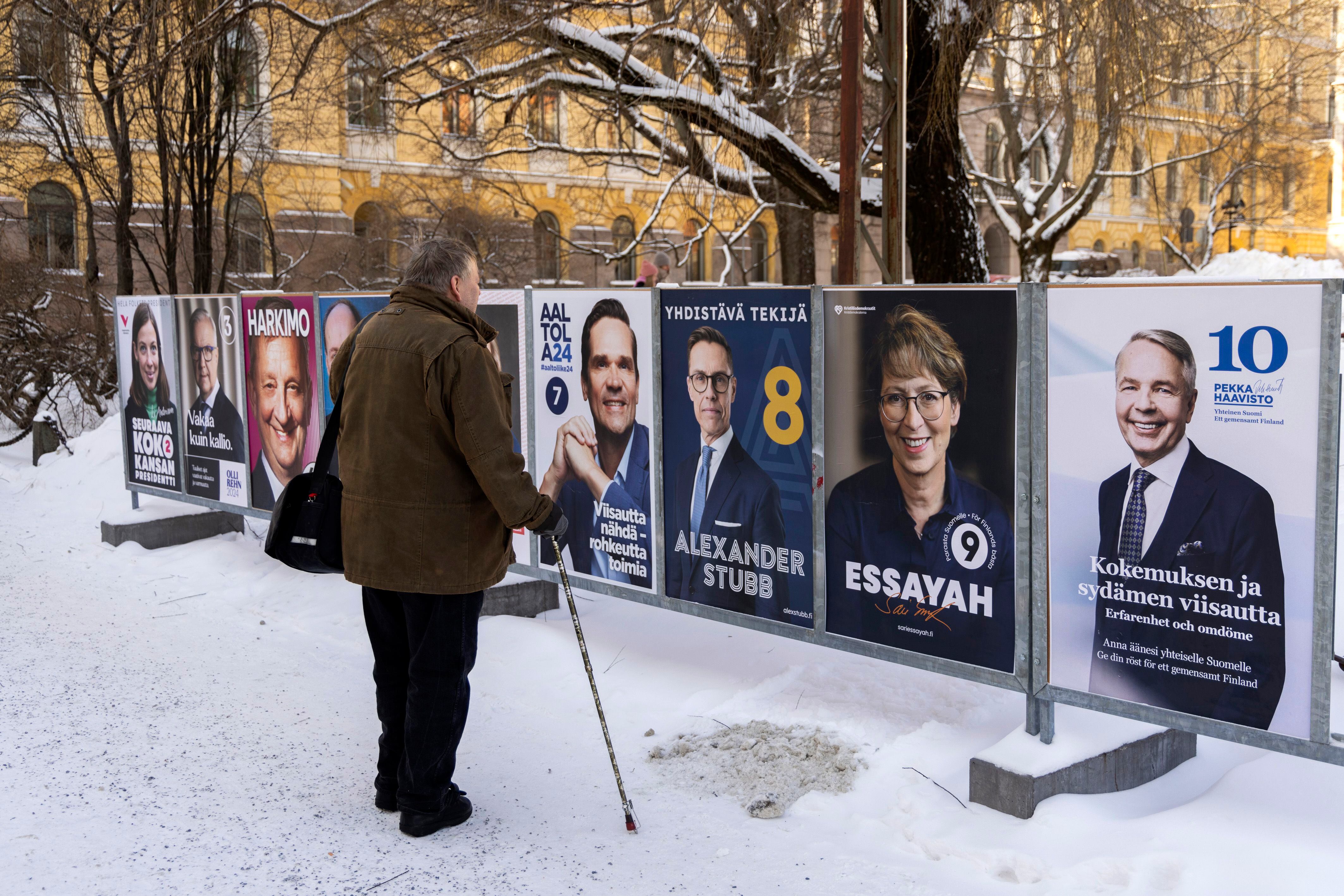 Un hombre mira los carteles de la campaña para votar en las elecciones presidenciales finlandesas en Helsinki, Finlandia. Europa Press/Contacto/Chen Jing