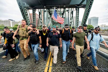 Tarrio, con el megáfono en mano, lidera una marcha de los Proud Boys en Portland (AP)