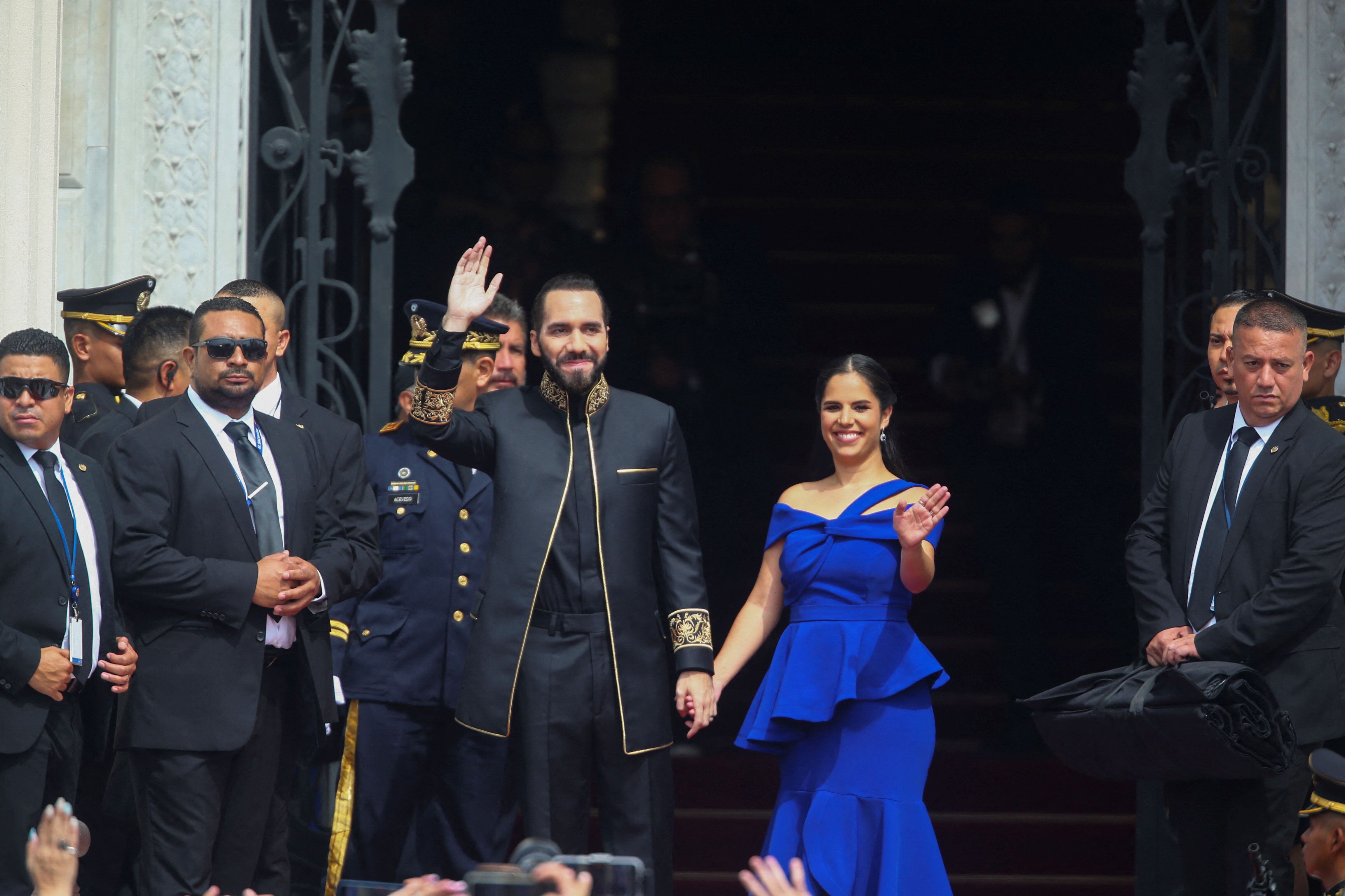 El presidente Nayib Bukele saluda junto a su esposa, Gabriela de Bukele (REUTERS/Jose Cabezas)