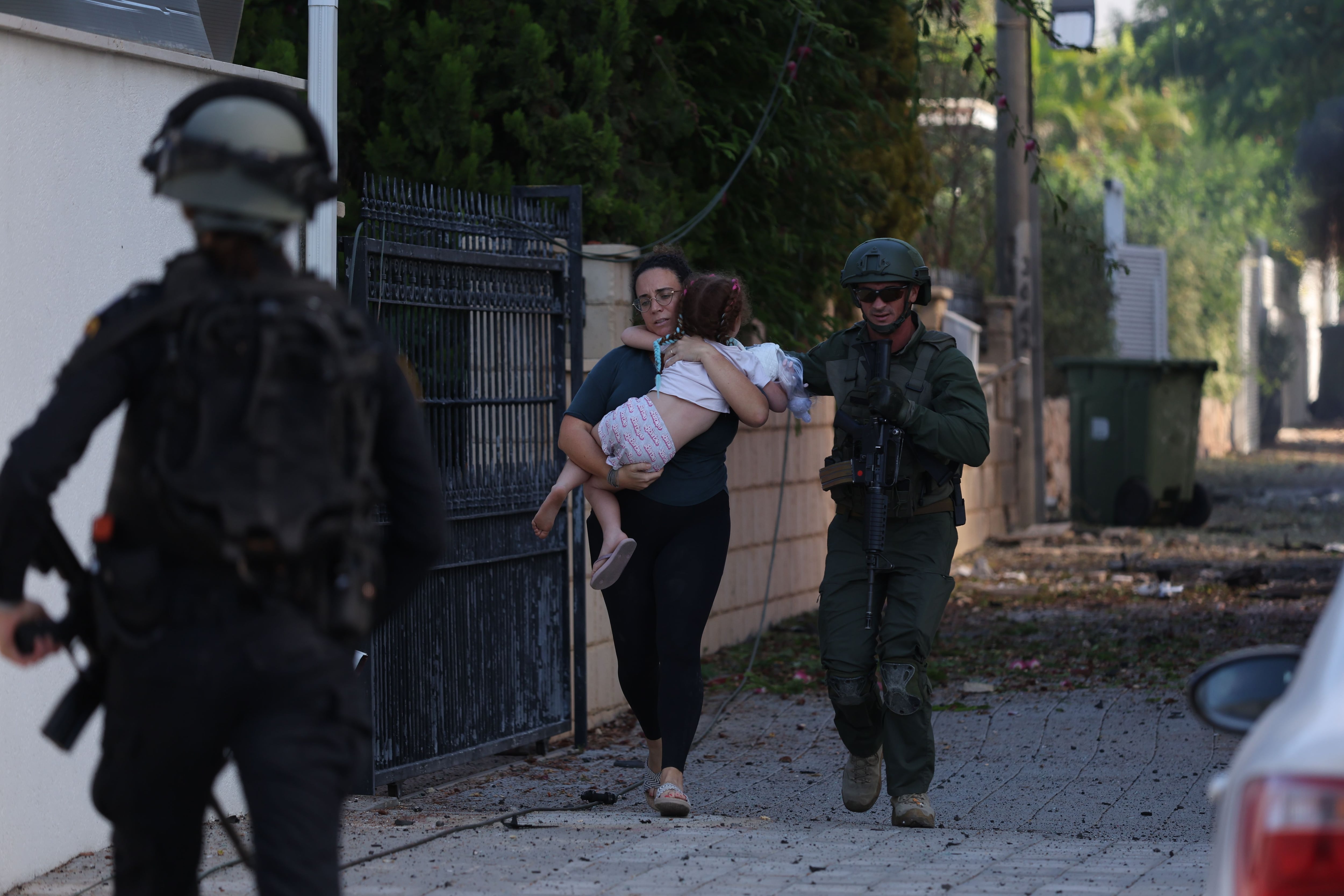 Miembros de la policía israelí ayudan a evacuar a la gente en Ashkelon, sur de Israel, 7 de octubre de 2023. Europa Press/Contacto/Yi Lan¡¤asayage
