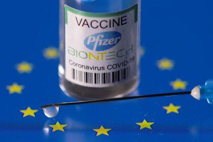La vacunacontra COVID-19 de Pfizer es efectiva en más del 91% para proteger contra el nuevo coronavirus y más del 95% efectiva contra enfermedades graves hasta 6 meses después de la segunda dosis REUTERS/Dado Ruvic